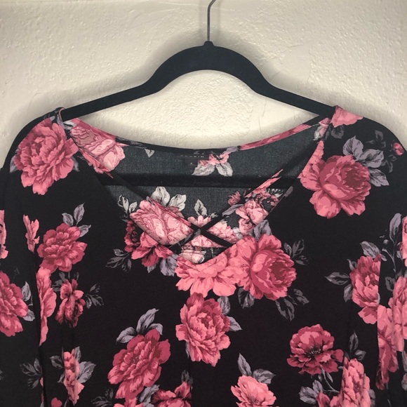 Torrid Rose Floral Print Cross Font Top 4x - Picture 3 of 7